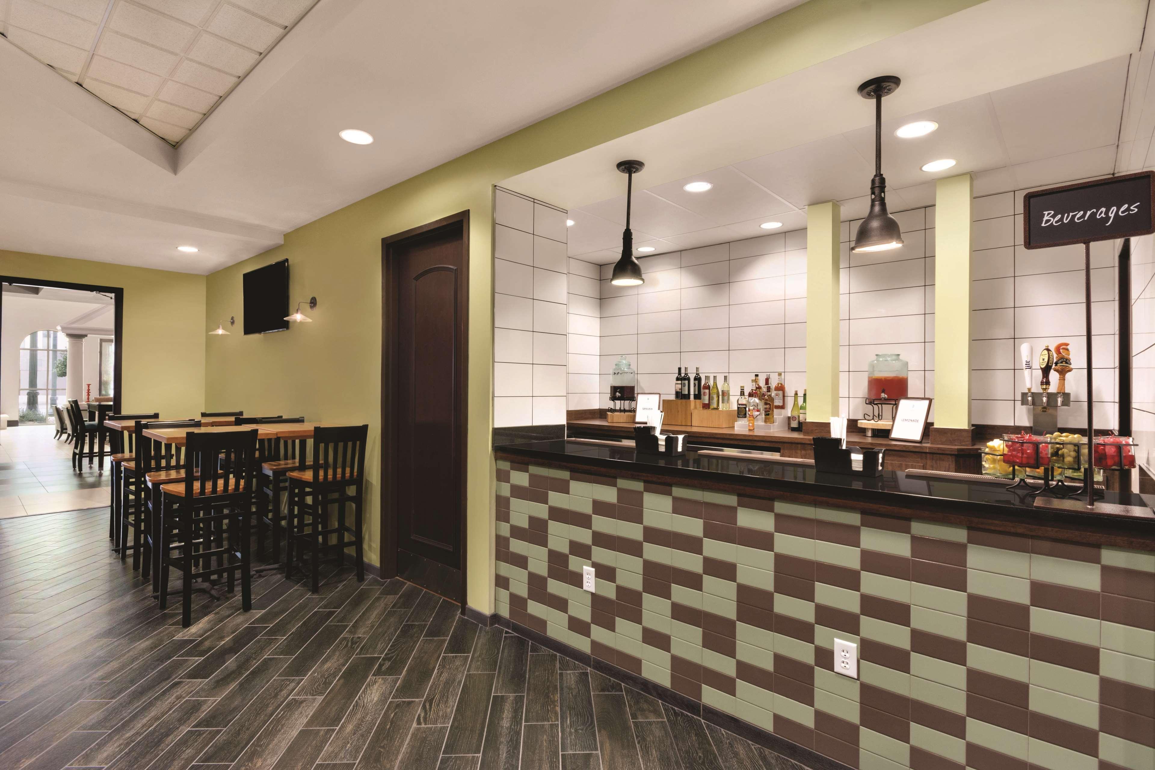 Embassy Suites By Hilton Tuscaloosa Alabama Downtown Exterior photo